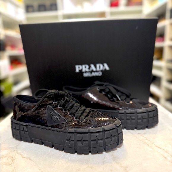 Prada
Sequin Embellishments Sneakers size 7 like new in box orig price $1050 - Picture 1 of 11